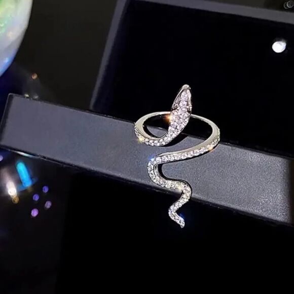 Gothic Rhinestones Snake Ring Decorative Luxurious Decor Ring - Picture 3 of 7